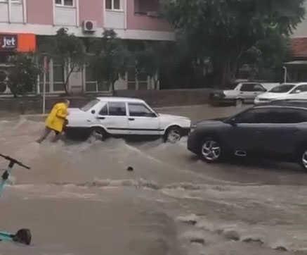 İzmir'de Sağanak Yağmur Cadde ve Sokakları Göle Çevirdi