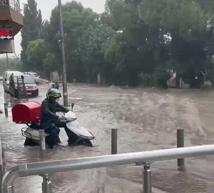 İzmir'de Sağanak Yağmur Cadde ve Sokakları Göle Çevirdi