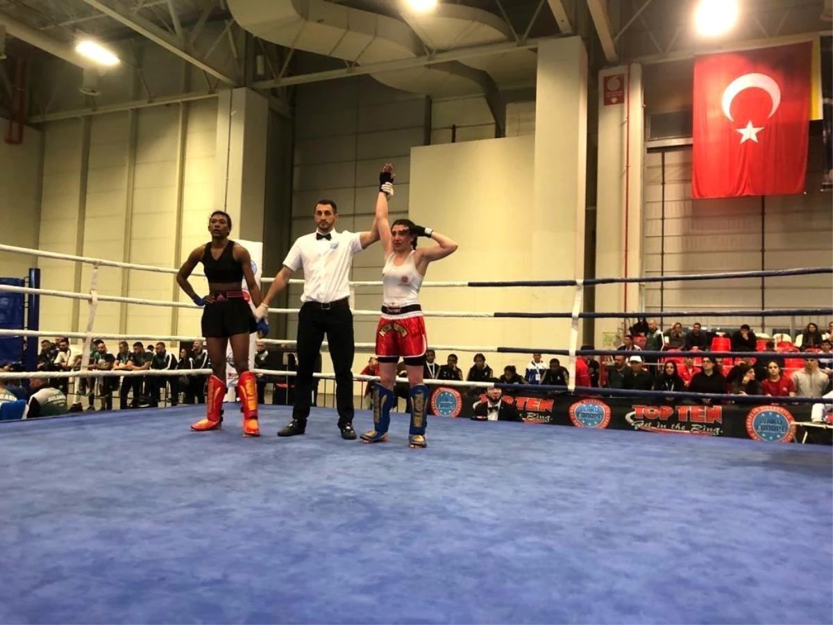 Gümüşhaneli Feyzanur Azizoğlu, Kick Boks Dünya Şampiyonu Oldu