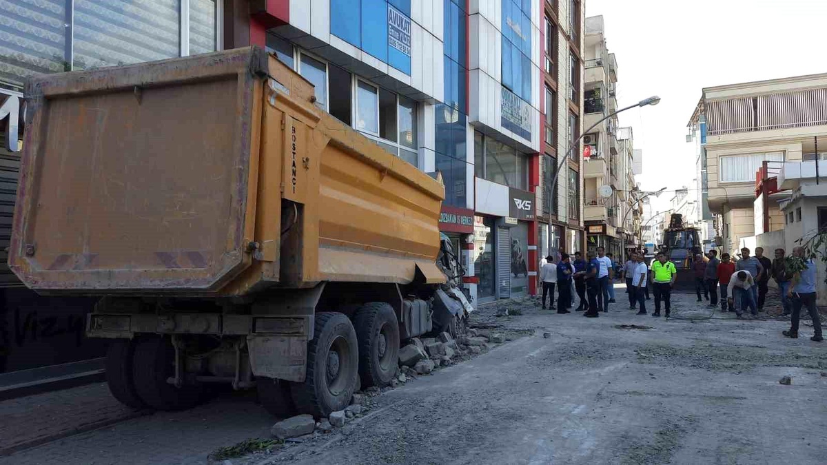 Hatay\'da depremde hasar alan caminin minaresi kontrollü yıkıldı