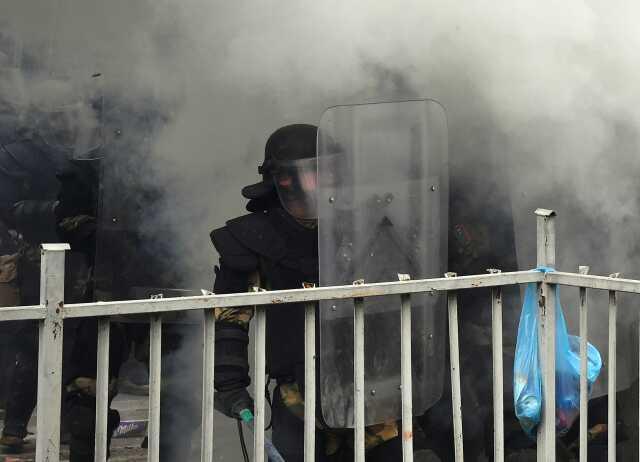 Kosova alev alev! Arnavut belediye başkanı istemeyen Sırp göstericiler NATO askerleriyle çatıştı: Çok sayıda yaralı var