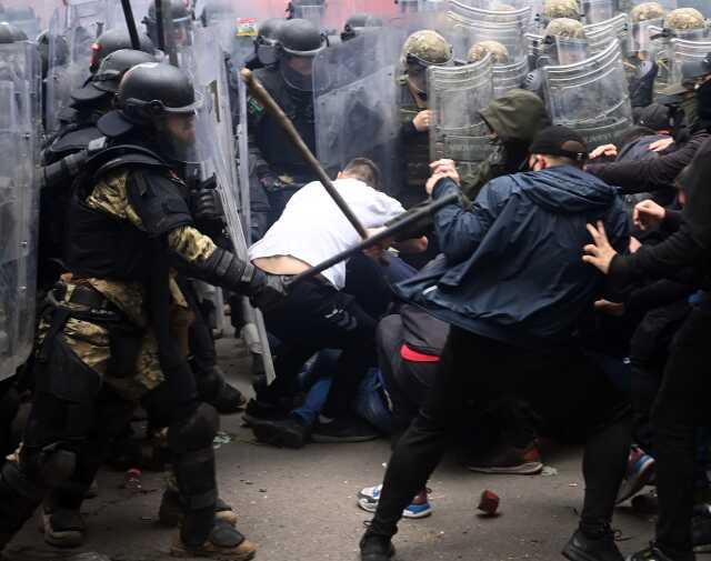 Kosova alev alev! Arnavut belediye başkanı istemeyen Sırp göstericiler NATO askerleriyle çatıştı: Çok sayıda yaralı var