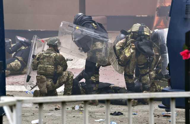 Kosova alev alev! Arnavut belediye başkanı istemeyen Sırp göstericiler NATO askerleriyle çatıştı: Çok sayıda yaralı var