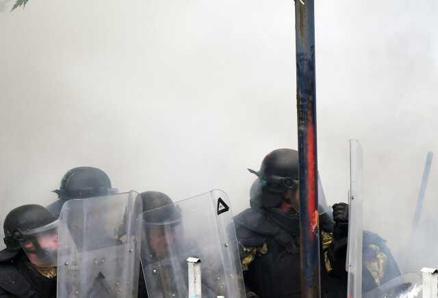 Kosova alev alev! Arnavut belediye başkanı istemeyen Sırp göstericiler NATO askerleriyle çatıştı: Çok sayıda yaralı var