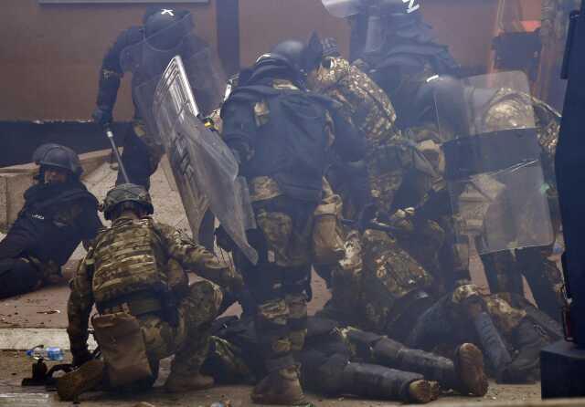 Kosova alev alev! Arnavut belediye başkanı istemeyen Sırp göstericiler NATO askerleriyle çatıştı: Çok sayıda yaralı var