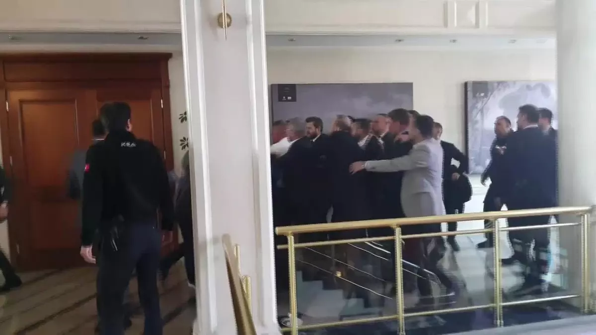 AKP Meclis Üyeleri, Medyascope Muhabirini Darp Etti