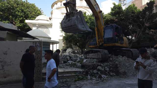 Minare yıkımı caddeyi savaş alanına çevirdi: 1 araç ve 3 iş yeri hasar gördü Minare yıkımı caddeyi savaş alanına çevirdi: 1 araç ve 3 iş yeri hasar gördü