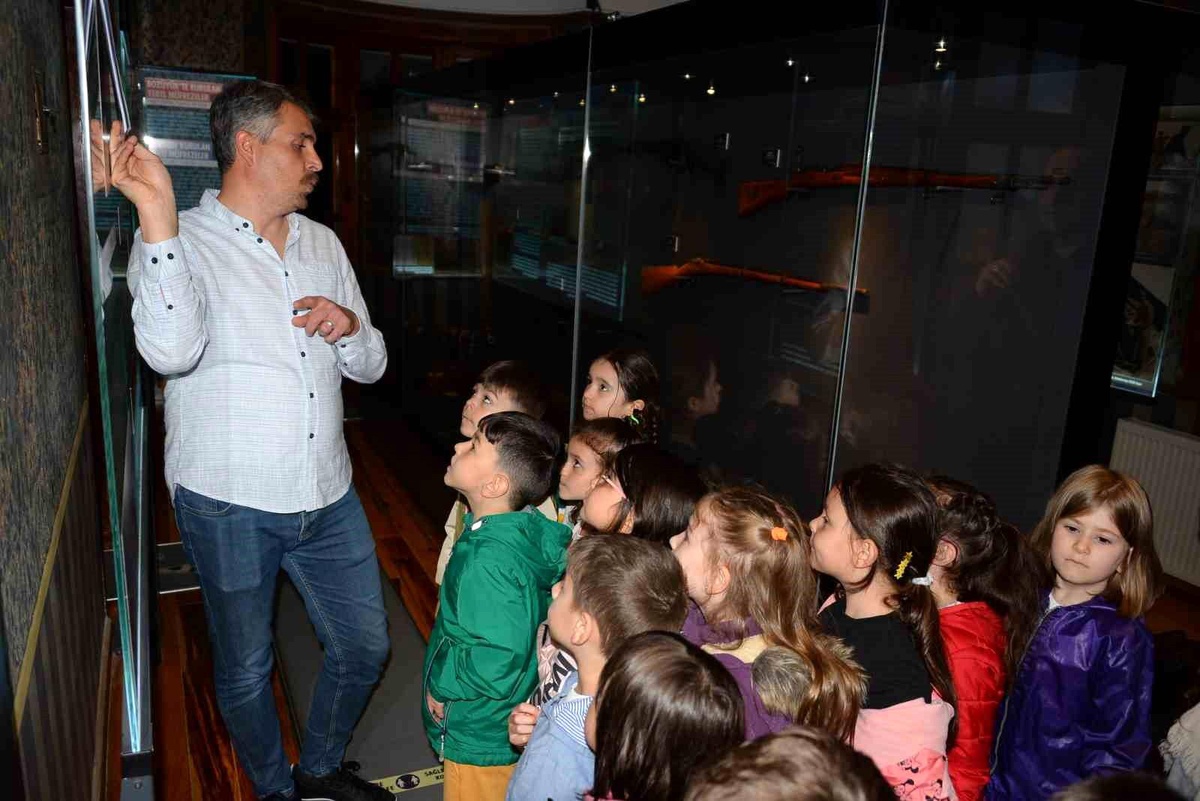Minik öğrenciler Radyo Sergisi\'ni ziyaret etti