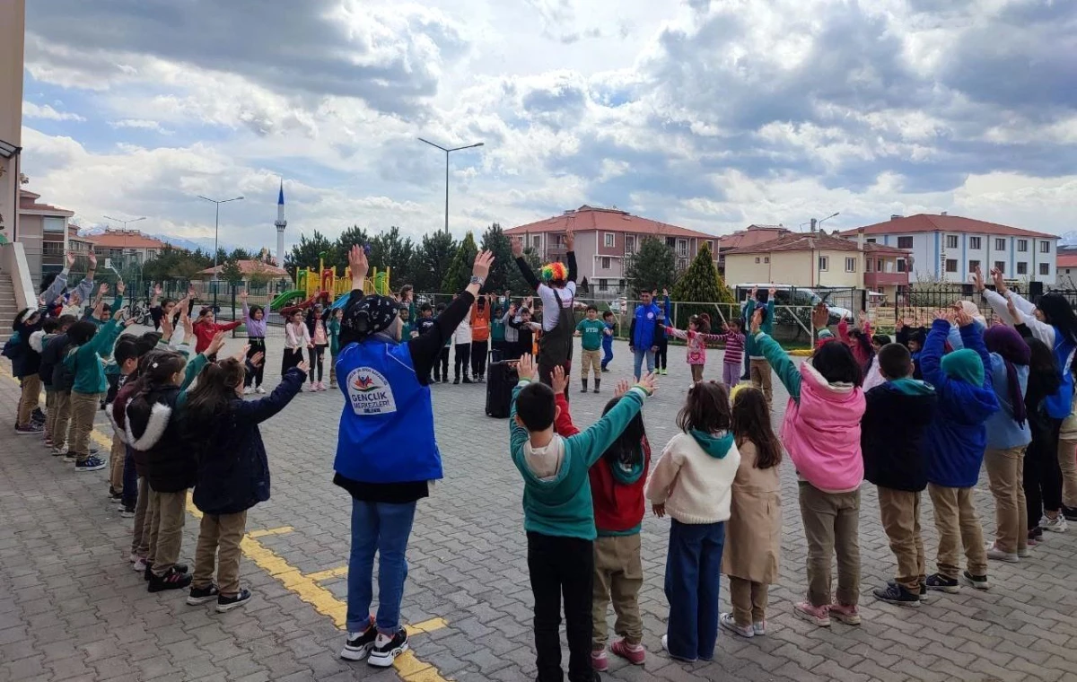 Erzincan\'da Gençlik Merkezi gönüllüleri minik öğrencileri palyaço kostümüyle eğlendirdi