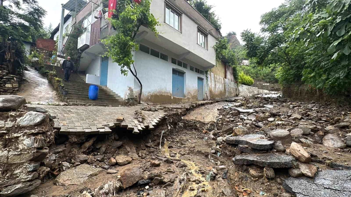 Aydın\'ın Nazilli ilçesinde ani bastıran sağanak yağış sel felaketine neden oldu