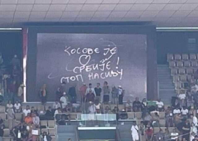 Novak Djokovic'in zafer sonrası kameraya yazdıklarına tepkiler çığ gibi: Kosova, Sırbistan'ın kalbidir Novak Djokovic'in zafer sonrası kameraya yazdıklarına tepkiler çığ gibi: Kosova, Sırbistan'ın kalbidir