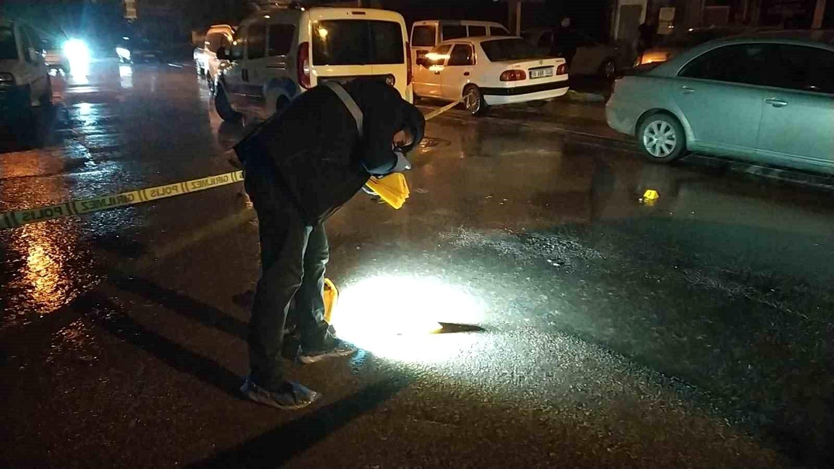 Çorum\'da bir iş yeri otomobilden silahlı saldırıya uğradı