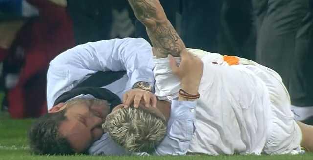 Şampiyonluk kutlamasına damga vuran kare! Erden Timur ile Torreira birbirlerine sarılıp çimlerde yuvarlandı