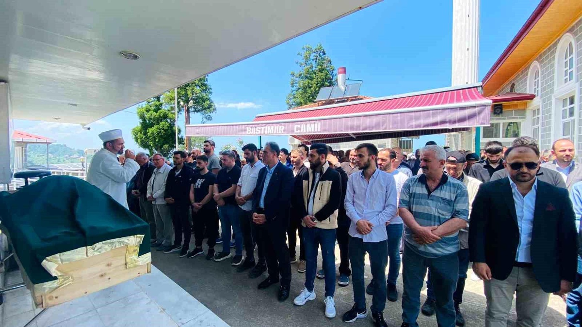 Seçim zaferini kutlamak isterken kendini vuran şahıs son yolculuğuna uğurlandı