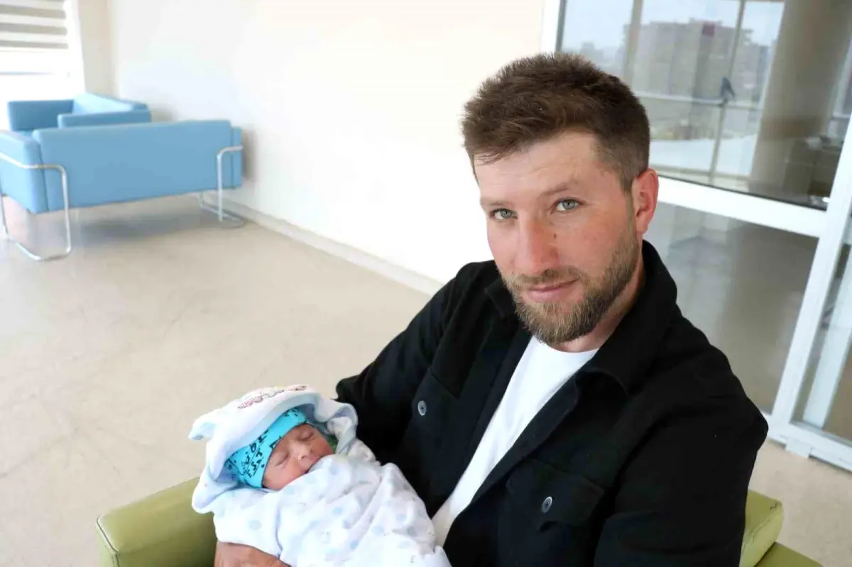 Ünlü çoban Tarık Kara, 3. çocuğunun kulağına ezan okudu