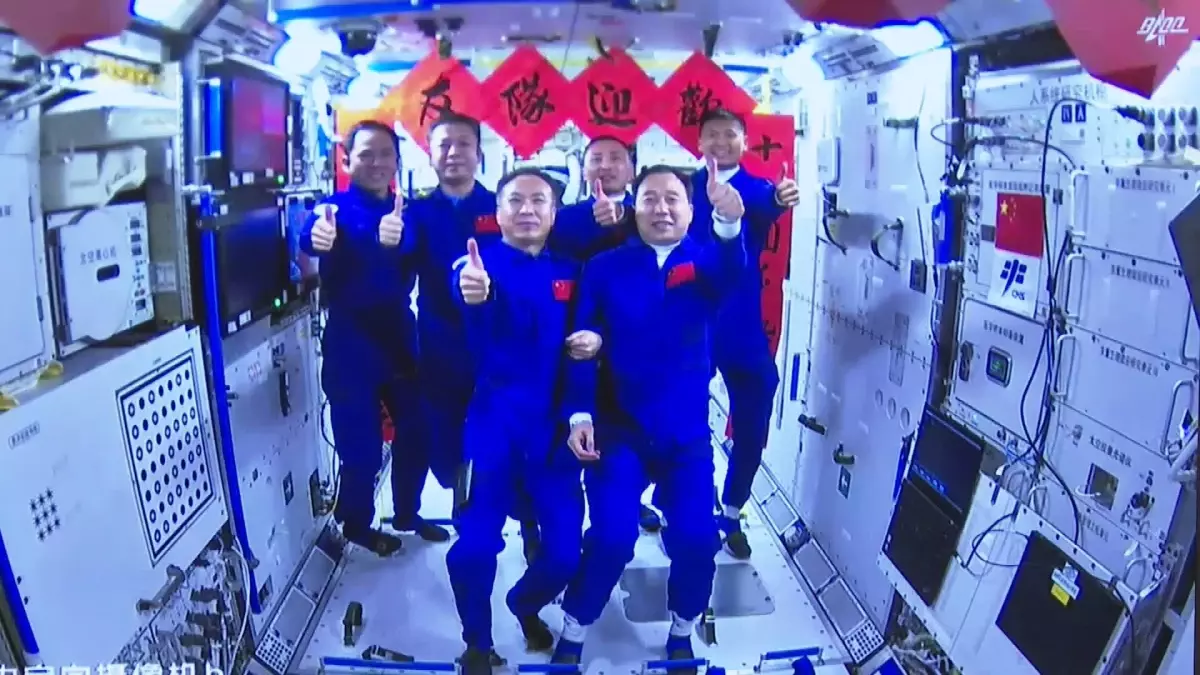 Shenzhou-15 ve 16 Mürettebatları Uzay İstasyonunda Buluştu