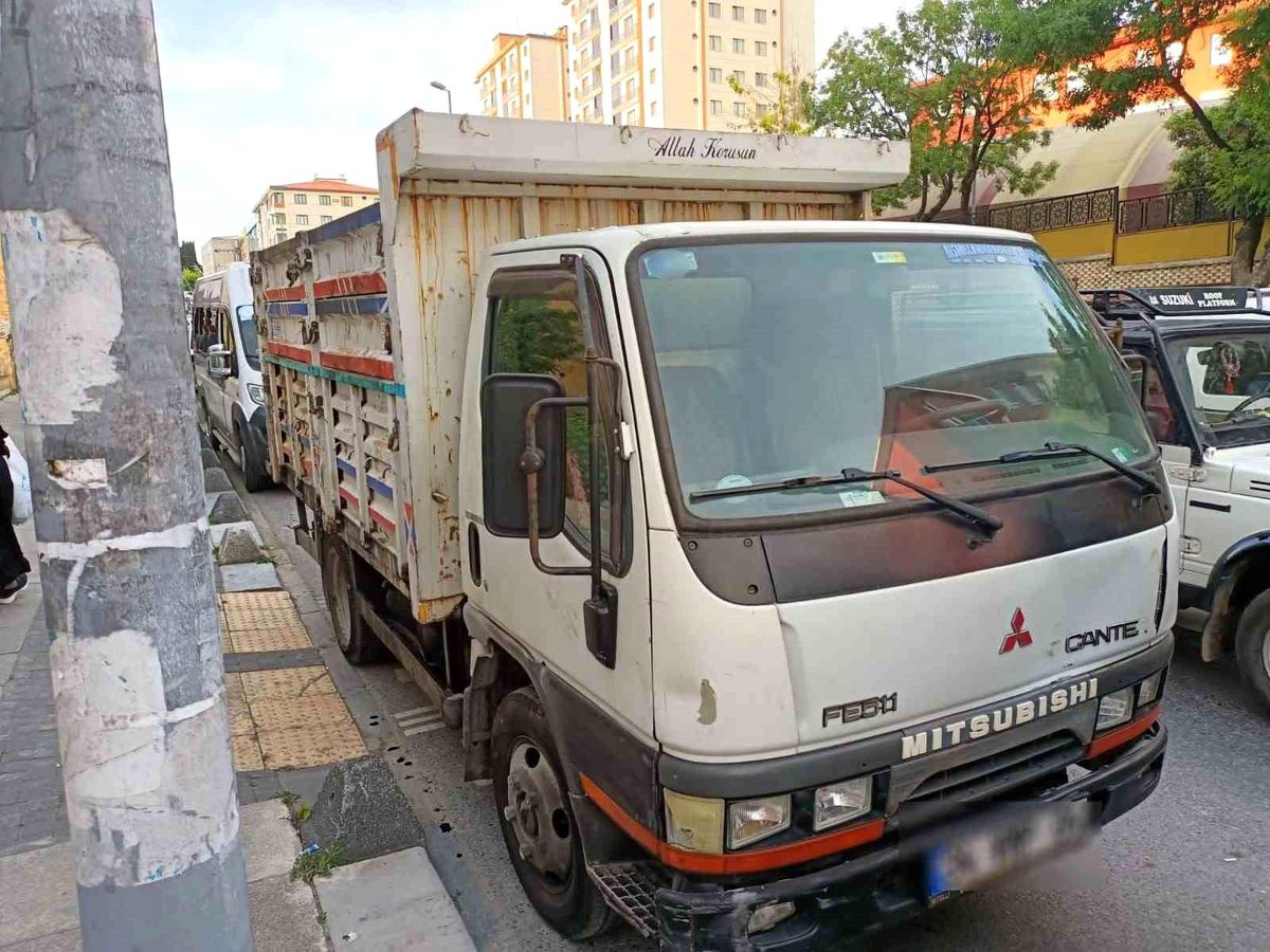 İstanbul\'da Trafik Akışına Engel Olan Hafriyat Kamyonu Sürücüleri Gözaltına Alındı