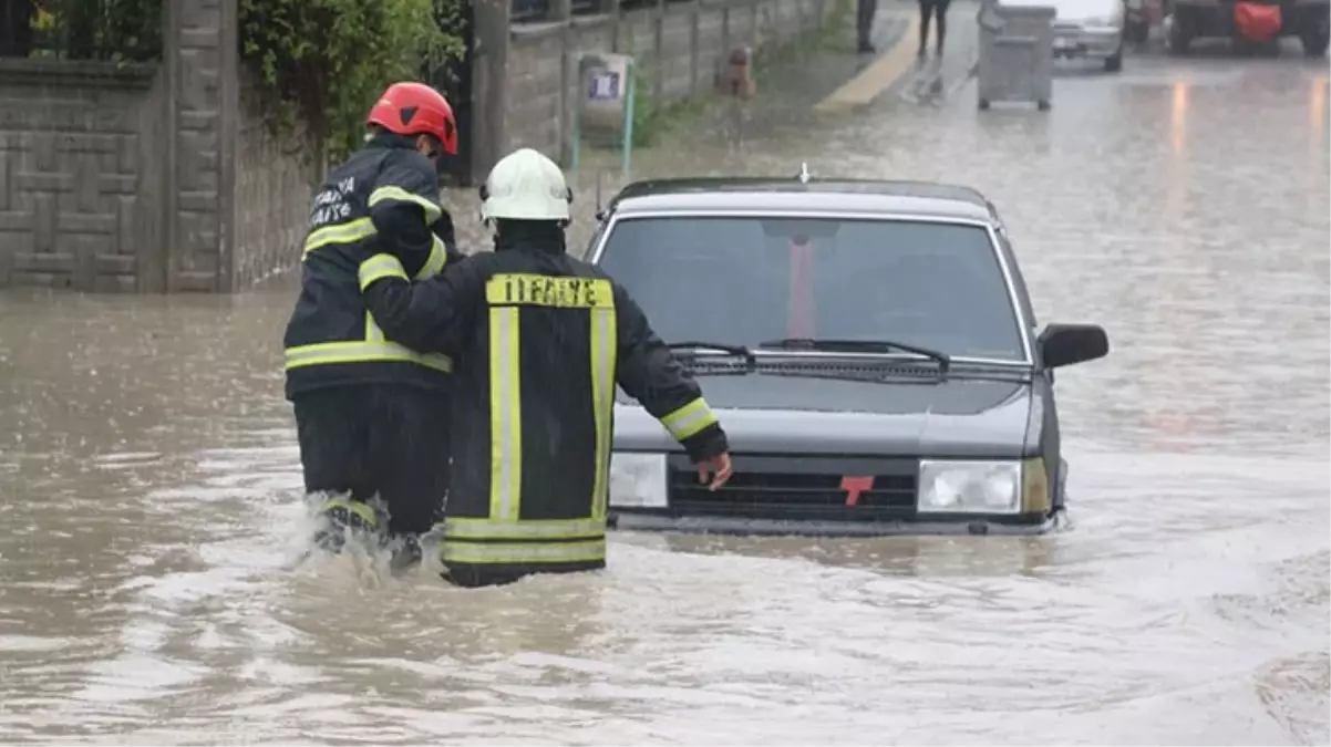 10 ilde etkili olan sağanak yağış, vatandaşlara zor anlar yaşattı