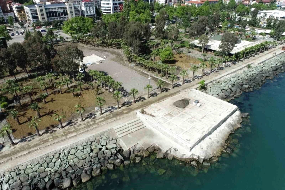 Trabzon\'un Akçaabat ilçesinde Sahil Park yenileme projesi devam ediyor