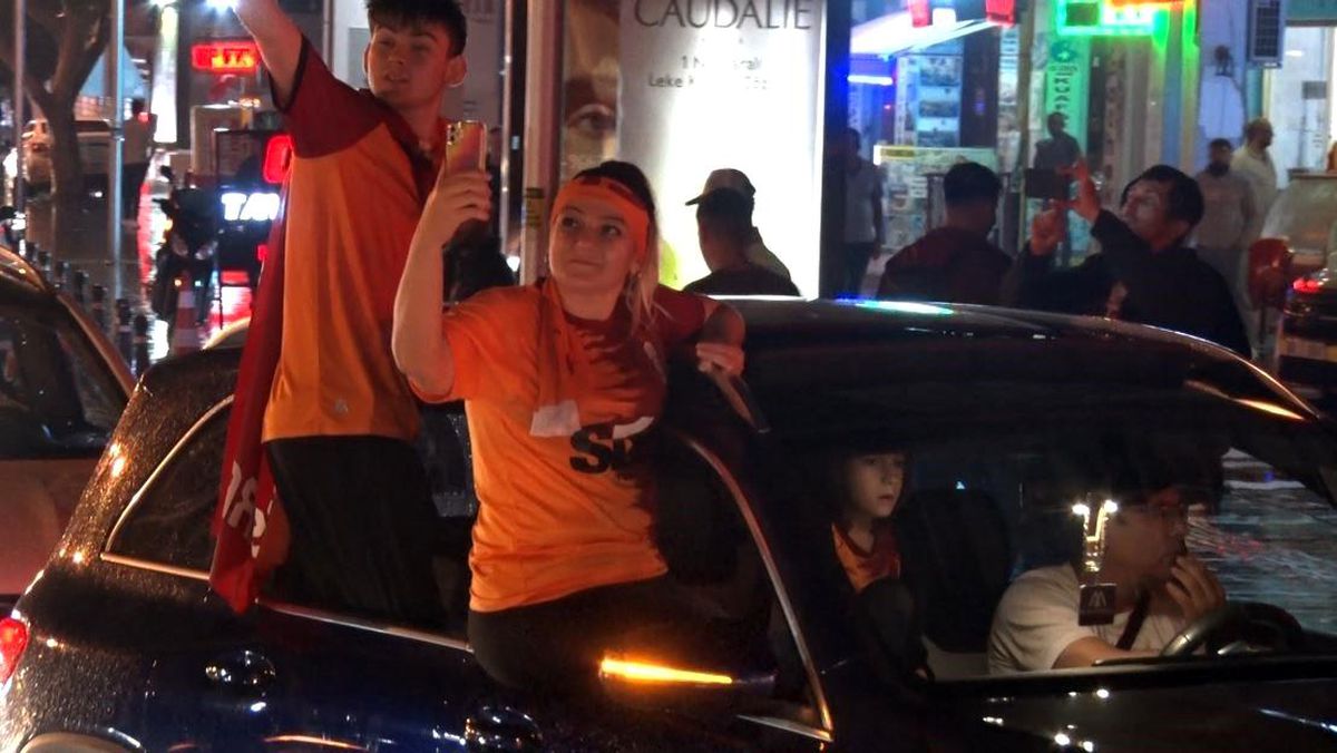 Galatasaray Taraftarları Antalya\'da Şampiyonluk Konvoyu Oluşturdu