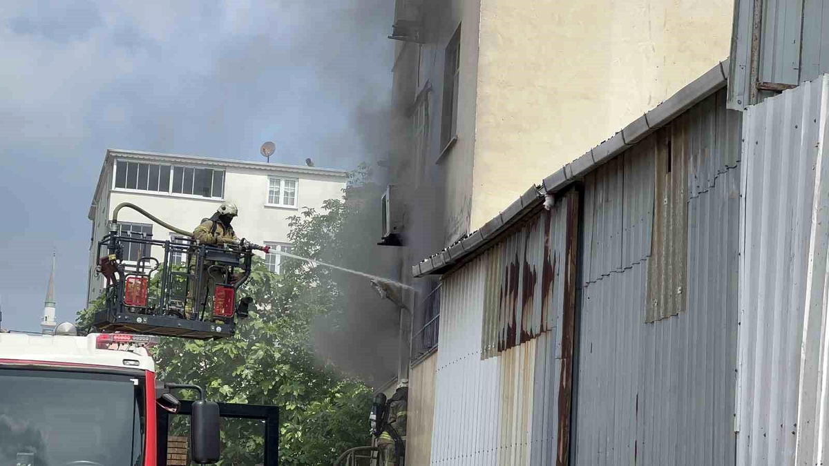Arnavutköy\'de Lastik Deposunda Çıkan Yangın Paniğe Neden Oldu