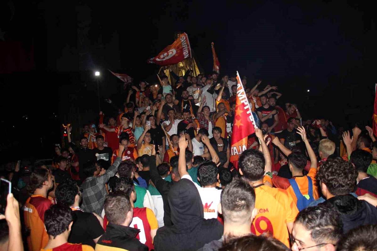 Aydın\'da cadde ve sokaklar sarı-kırmızıya boyandı