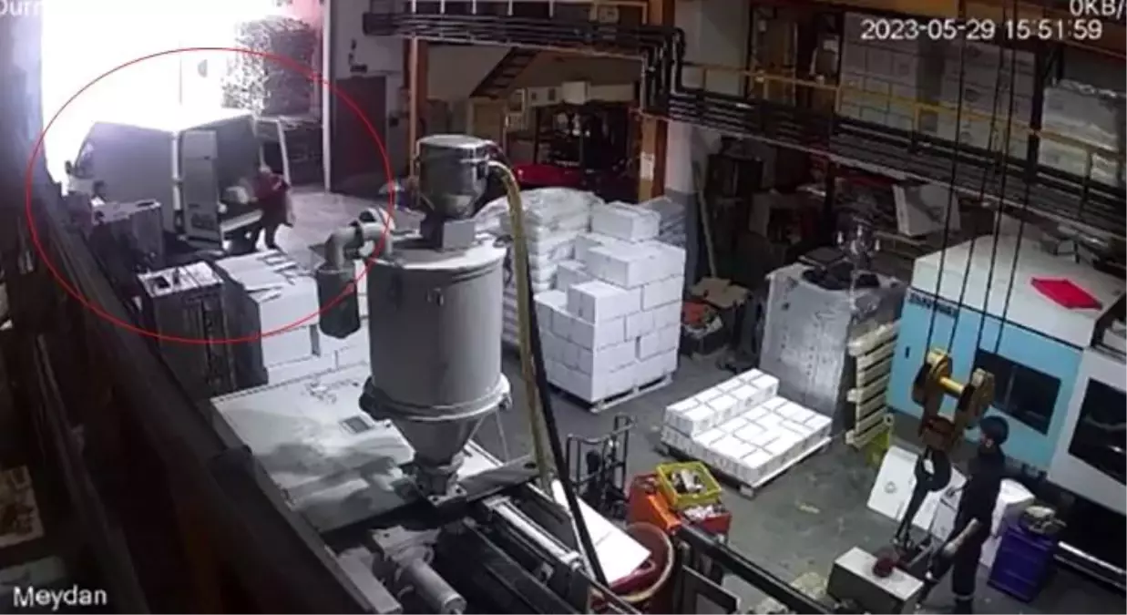 Beylikdüzü\'nde Plastik Ham Madde Çalındı