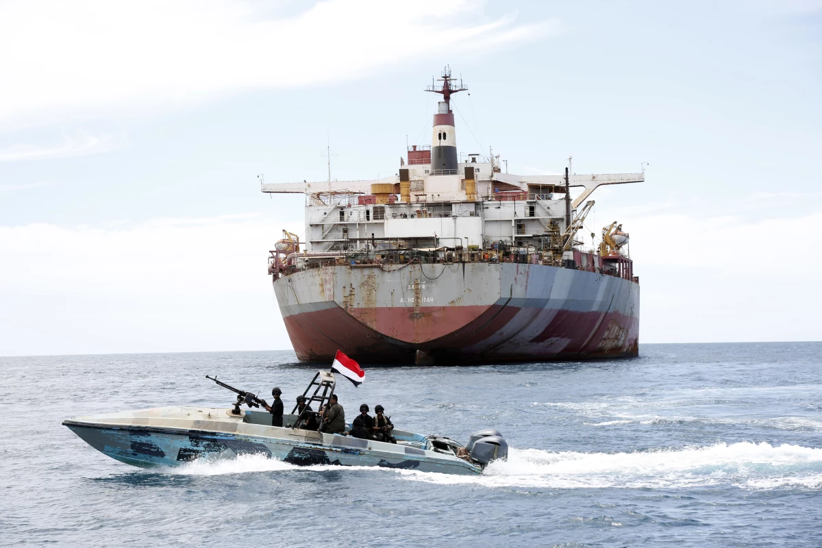 BM, Yemen Kıyısında Çürümeye Yüz Tutmuş Tankerdeki Petrolü Tahliye Ediyor