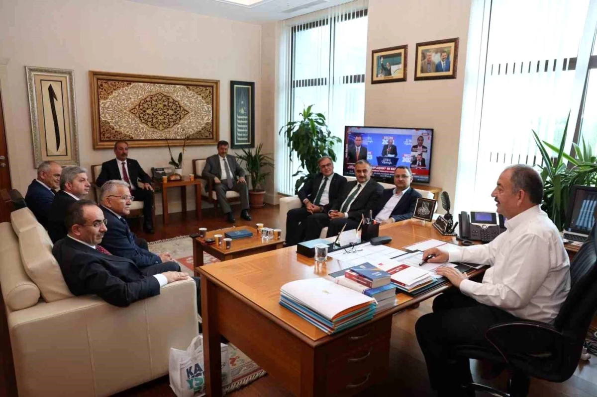 Kayseri Büyükşehir Belediye Başkanı, AK Parti Genel Başkan Yardımcısı Mehmet Özhaseki\'yi ziyaret etti