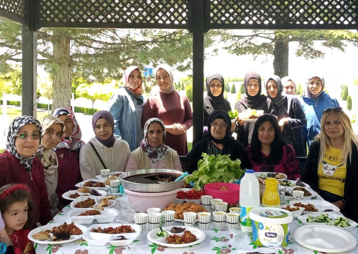 Depremzedelere Karaman\'a Özgü Yemekler İkram Edildi