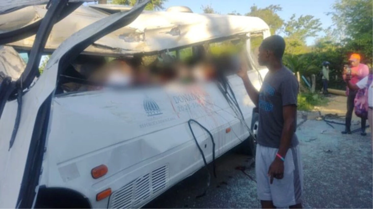 Dominik Cumhuriyeti\'nde trafik kazası: 2 öğrenci öldü, 14 kişi yaralandı