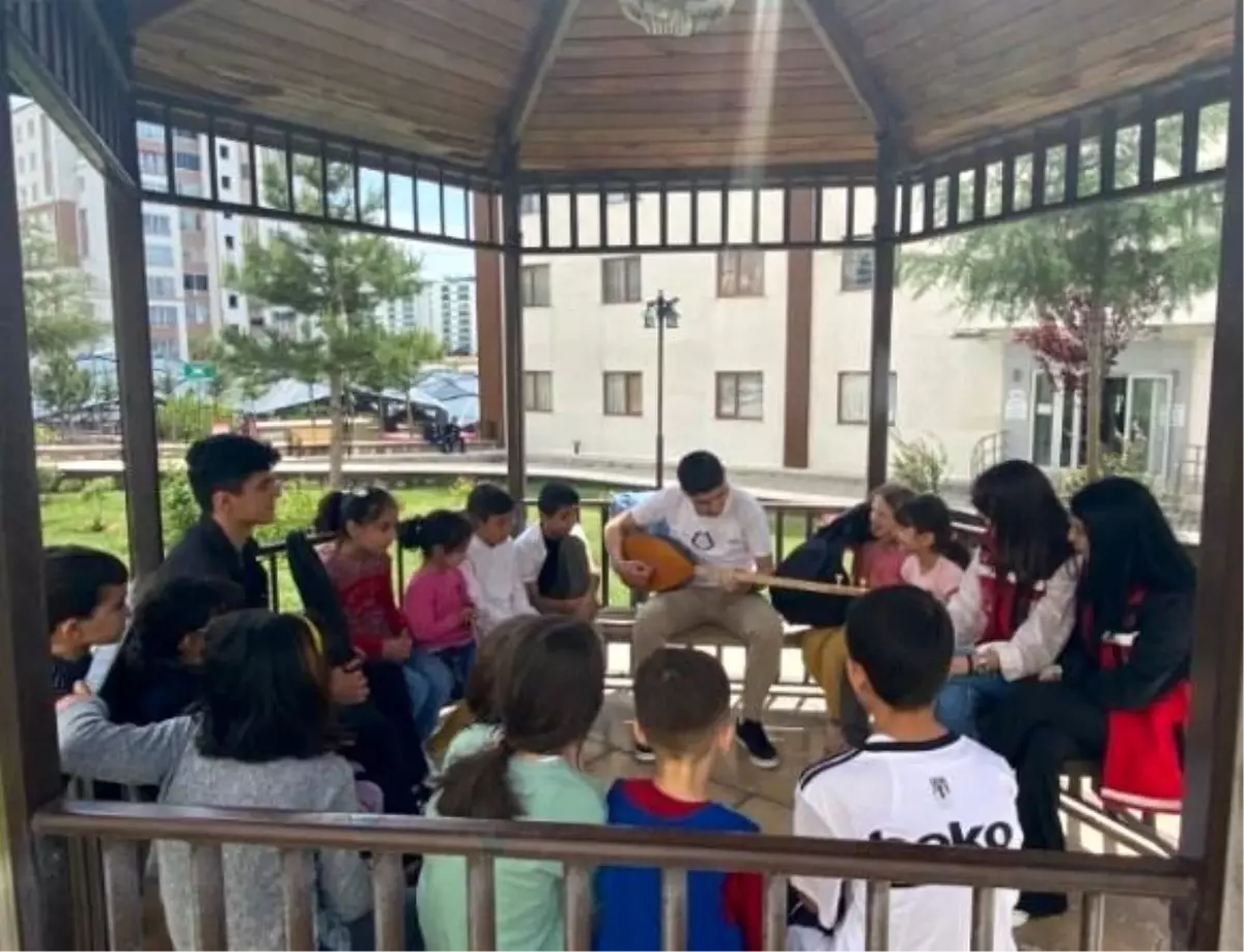 Elazığ\'da depremzede çocuklar yalnız bırakılmıyor