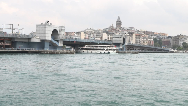 Galata Köprüsü altından geçen tekne köprüye çarptı