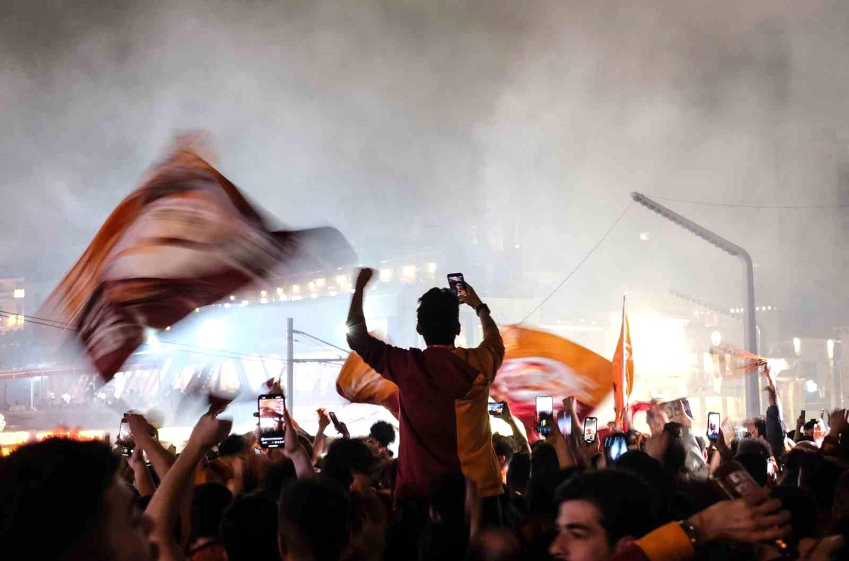 Galatasaray\'ın şampiyonluğu Taksim\'de coşkuyla kutlandı