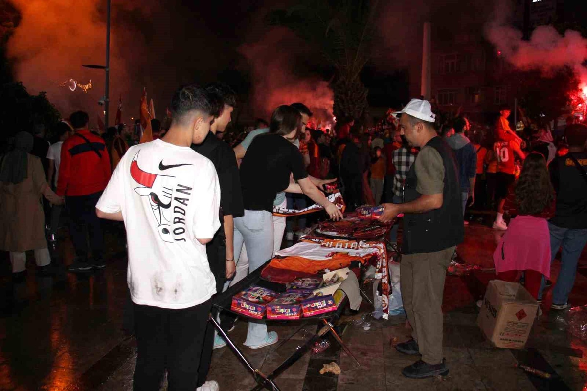 Galatasaray\'ın şampiyonluğu seyyar satıcıların yüzünü güldürdü