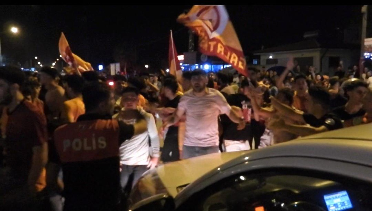 Sinek ilaçlama aracıyla şampiyonluk kutlaması yapan taraftarların arasına daldı