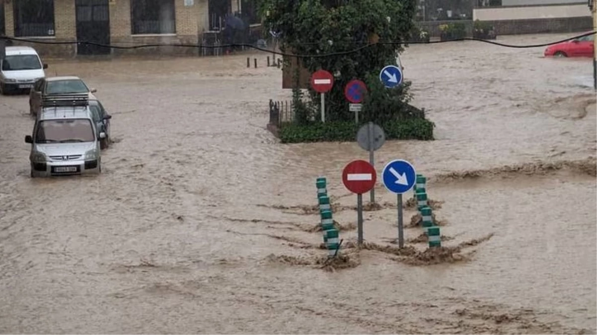 İspanya\'da sel hayatı felç etti! Caddeler göle döndü, araçlar yollarda kaldı