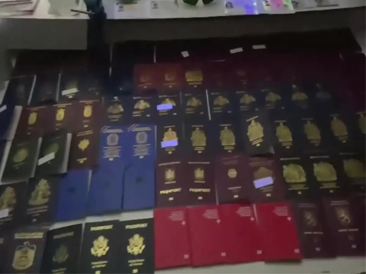 İstanbul\'da Sahte Pasaport Operasyonu: 3 Kişi Yakalandı
