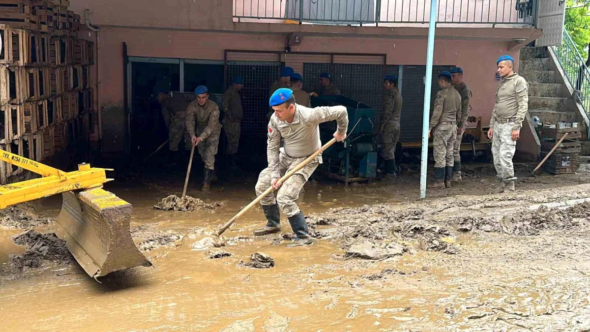 Aydın\'da Sel Felaketi: Jandarma Ekipleri Vatandaşların Yardımına Koştu