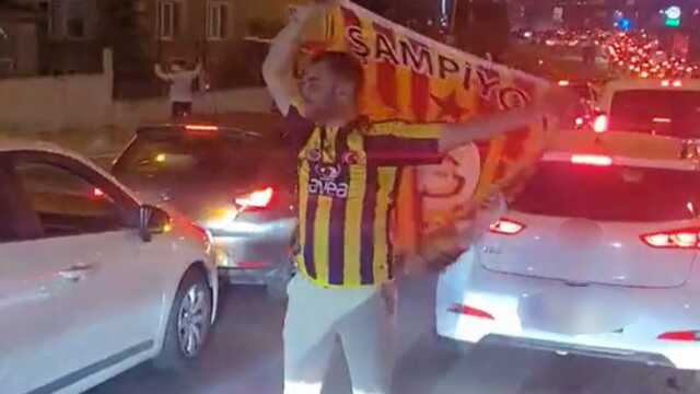 Kafa karışılığında son nokta! Fenerbahçeli taraftar, Galatasaray'ın şampiyonluğunu kutladı Kafa karışılığında son nokta! Fenerbahçeli taraftar, Galatasaray'ın şampiyonluğunu kutladı