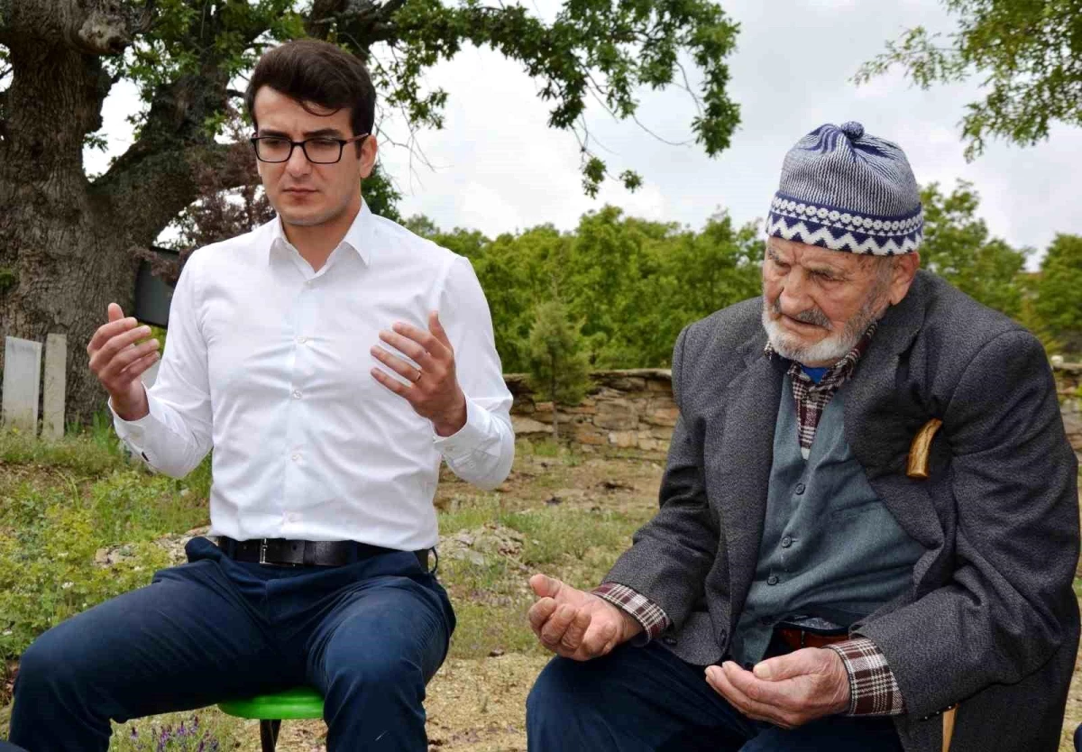 Selendi Kaymakamı Halil İbrahim Okumuş, Şehit Kabrini Ziyaret Etti