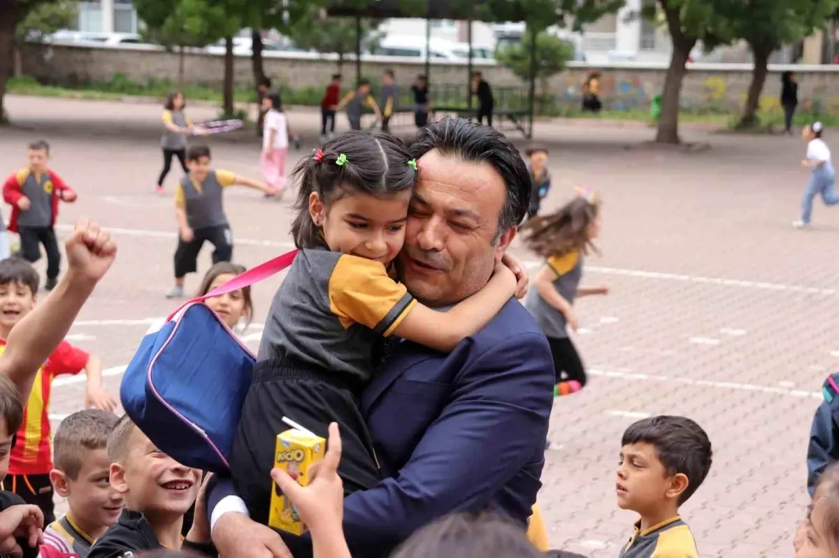 Kayseri İl Milli Eğitim Müdürlüğü, deprem bölgesi için 100 konteyner yardımı topladı