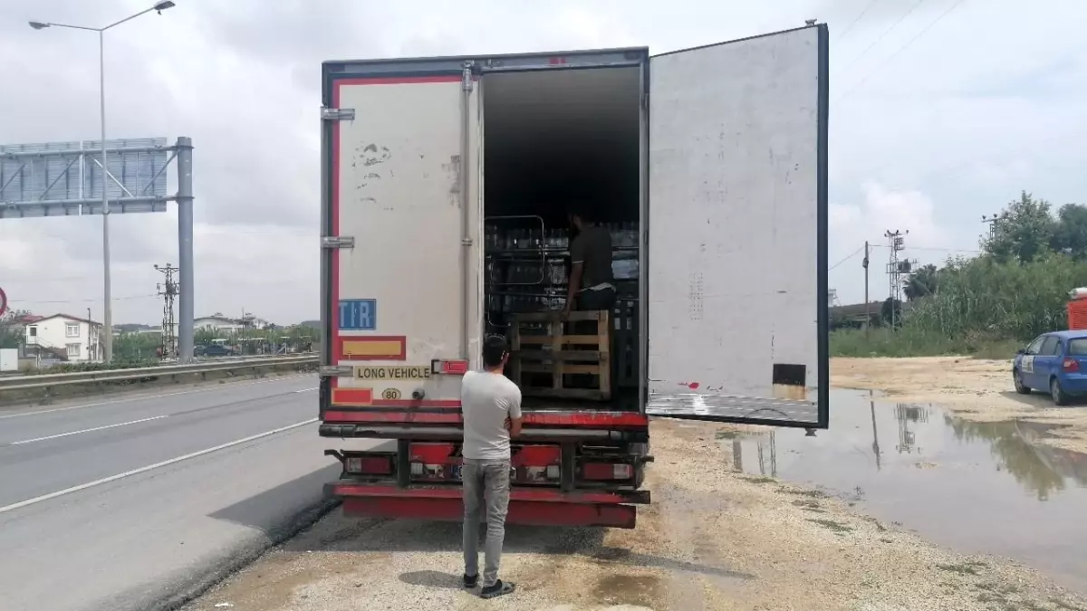 Tırın dorsesindeki alkoller yola döküldü