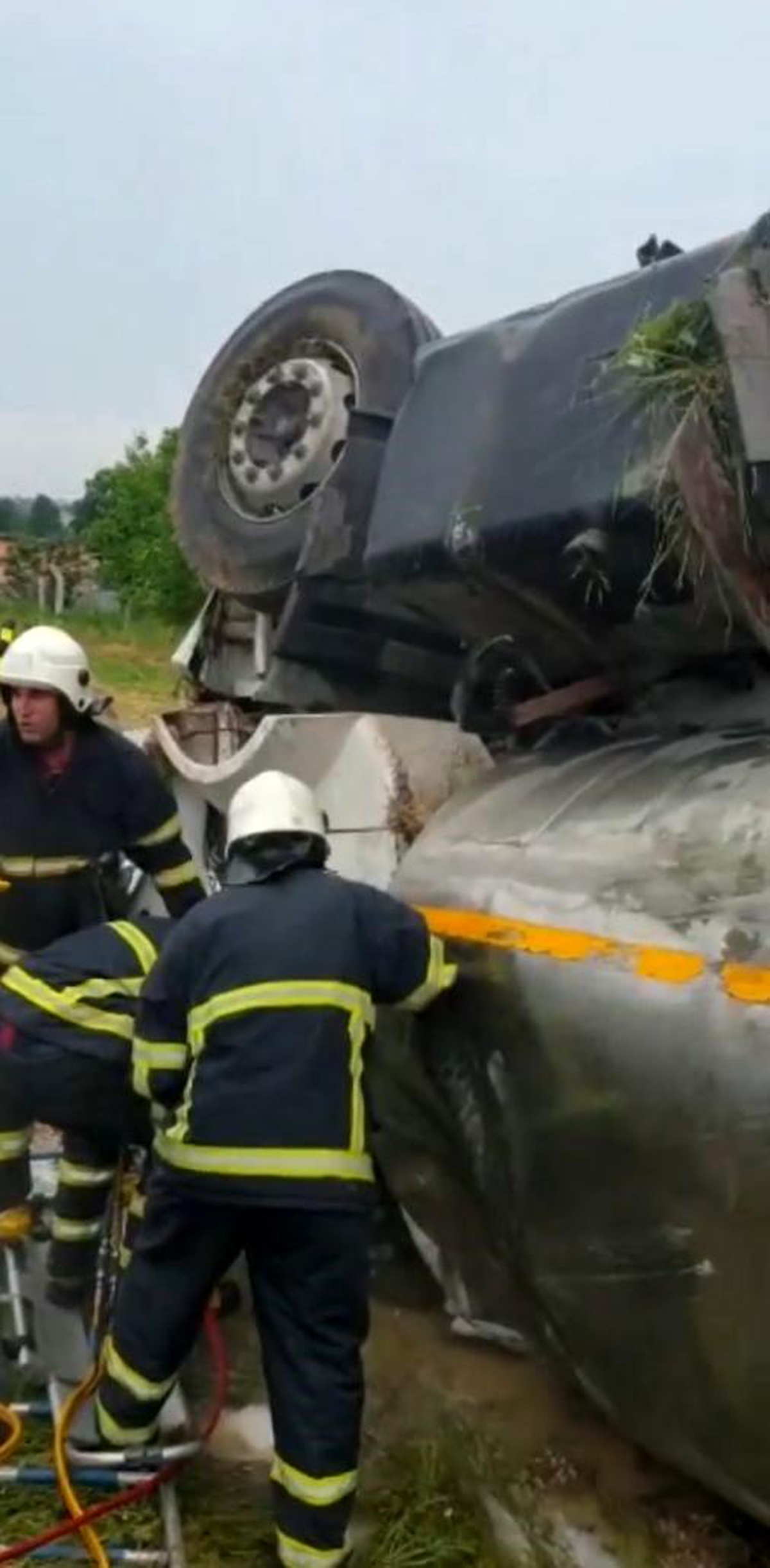 Kırklareli\'de Otomobil ile Tanker Çarpıştı: Tanker Sürücüsü İtfaiye Ekipleri Tarafından Kurtarıldı