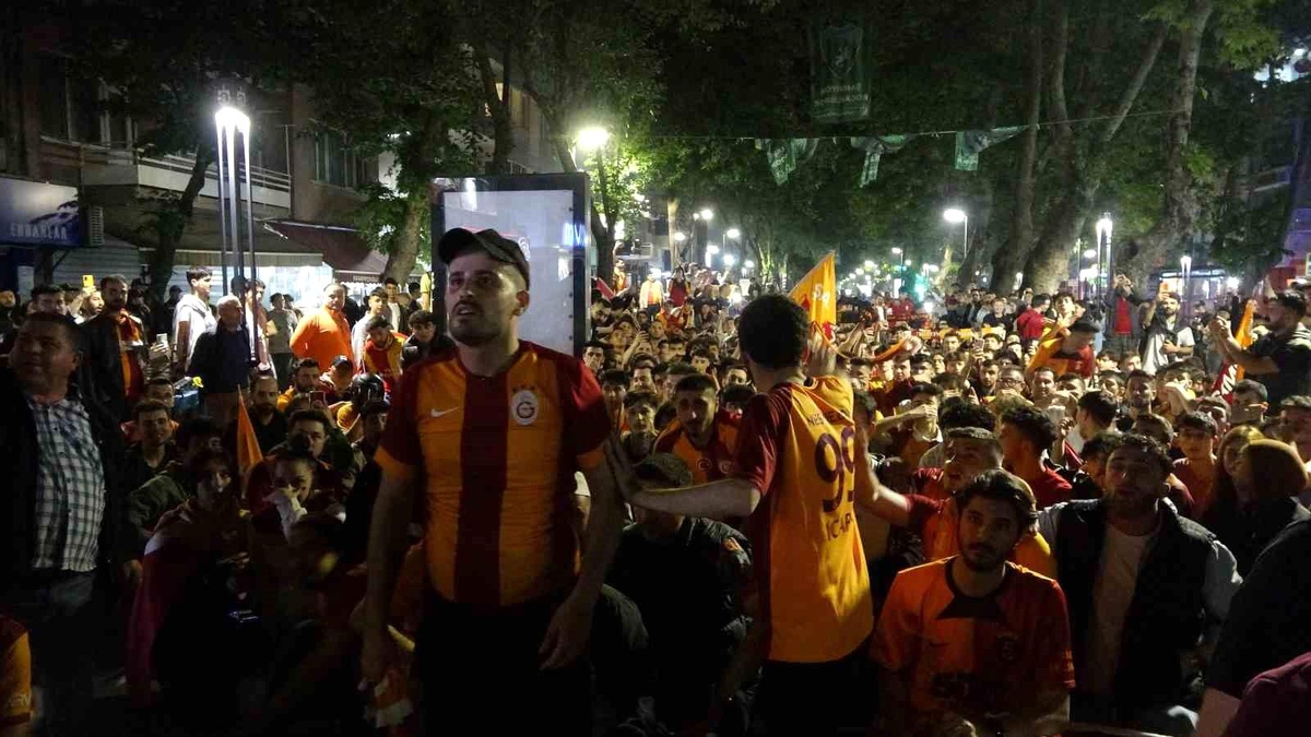 Kocaeli\'de Galatasaraylılar Şampiyonluğu Coşkuyla Kutladı