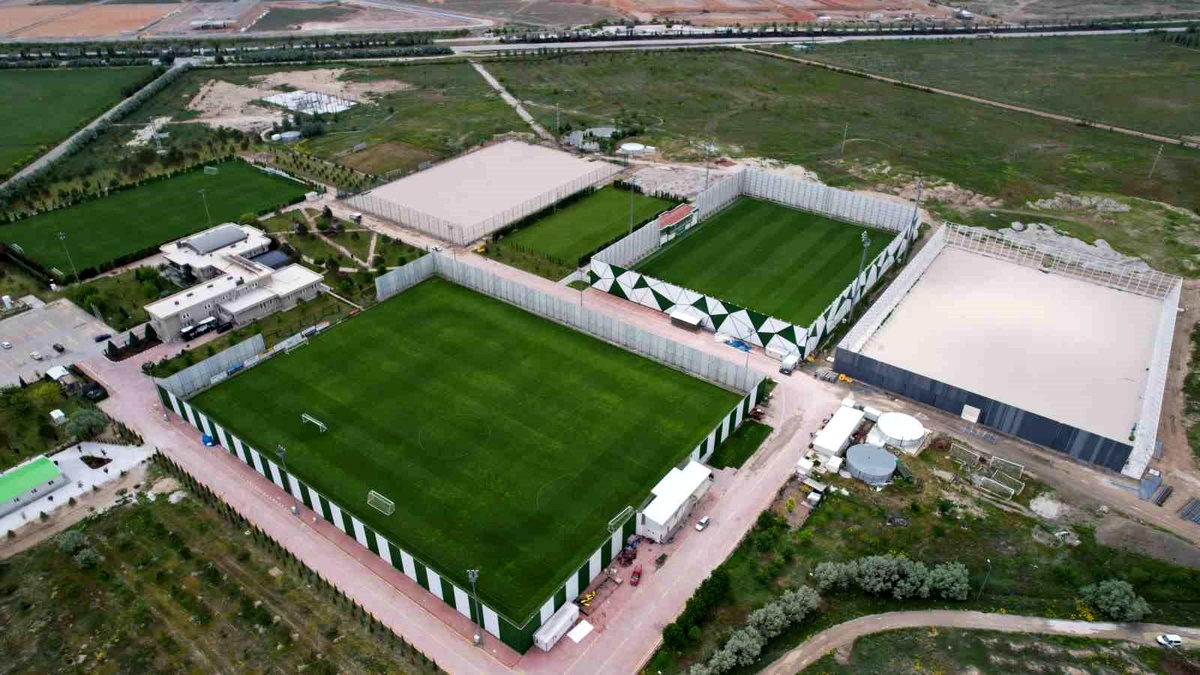 Konya Büyükşehir Belediyesi, Konyaspor\'un Kayacık Tesisleri\'ne 2 adet çim saha kazandırıyor
