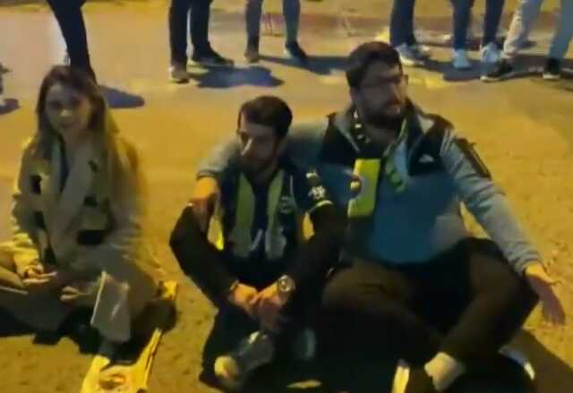 Maç biter bitmez stat önünde toplandılar! Fenerbahçe taraftarından yönetimi hedef alan eylem Maç biter bitmez stat önünde toplandılar! Fenerbahçe taraftarından yönetimi hedef alan eylem