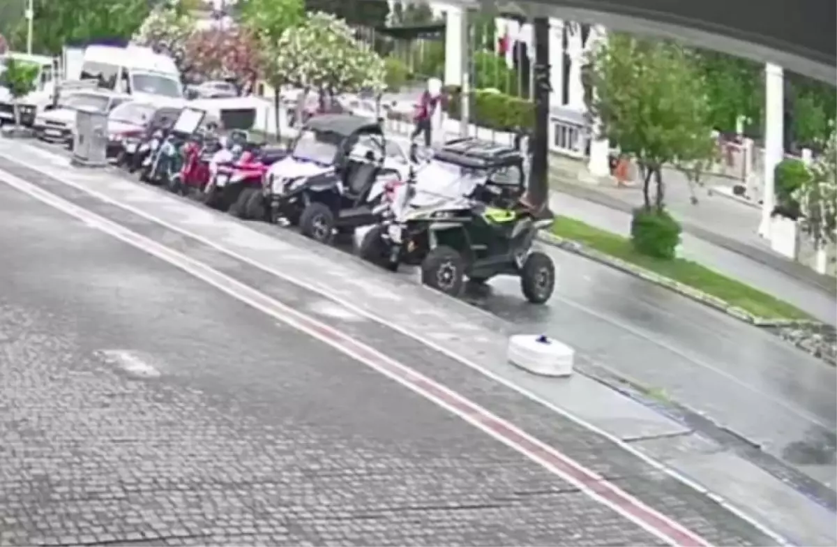 Minibüsten inip aniden yola atladı, otomobilin çarpmasıyla metrelerce savruldu