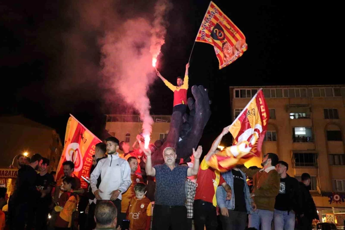 Oltu\'da Galatasaray taraftarının şampiyonluk kutlaması