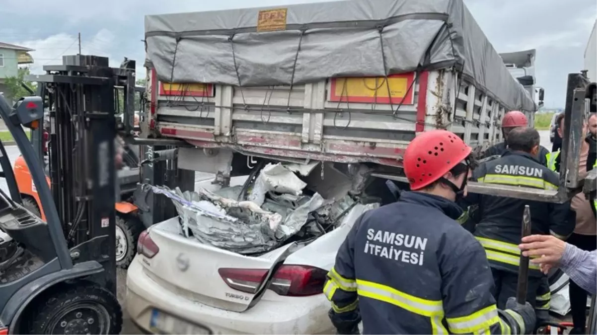 Otomobil tırın altına girdi; baba hayatını kaybetti, 8 yaşındaki kızı yaralandı